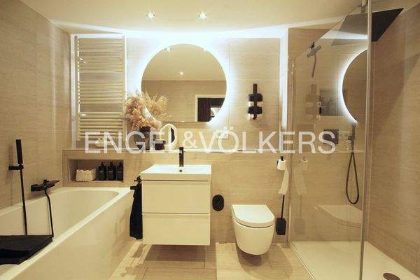 Modernes Badezimmer mit Badewanne und separater Dusche