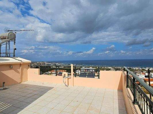Kreta, Koutouloufari: Haus im Dorfzentrum mit großer Dachterrasse mit herrlichem Blick auf Hersonissos und das Meer zu verkaufen