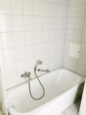 innenliegendes Badezimmer mit Dusche, Waschtisch, Badewanne und WC