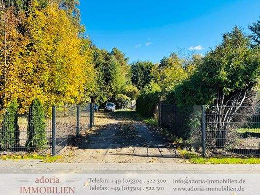 Einfahrt Stellplätze