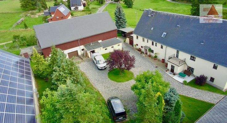 gepflasterter Innenhof mit Wohnhaus und Scheune