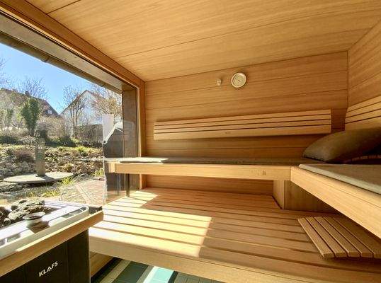 Sanarium mit Blick in den Garten