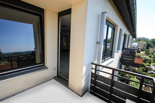 Balkon, halb überdacht