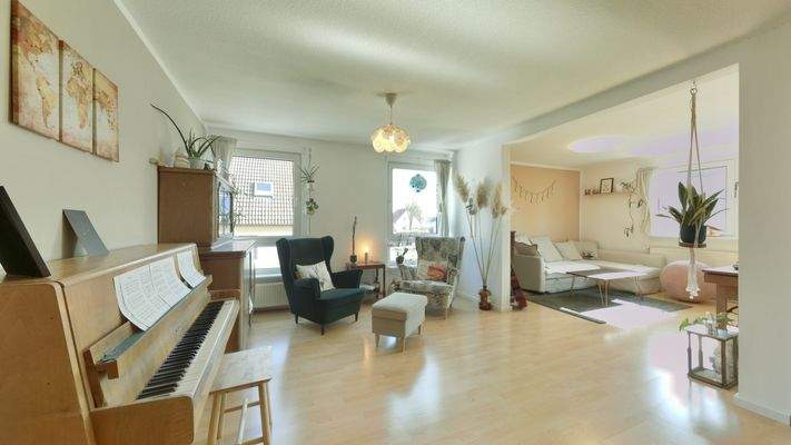 Das großzügige Wohnzimmer