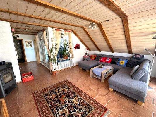 geräumiges Wohnzimmer