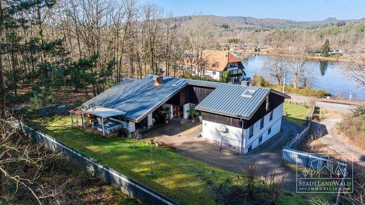 Hausansicht mit Hof und Seeblick