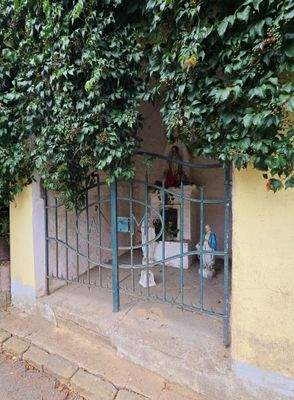 kleines Kapellchen auf dem Grundstück