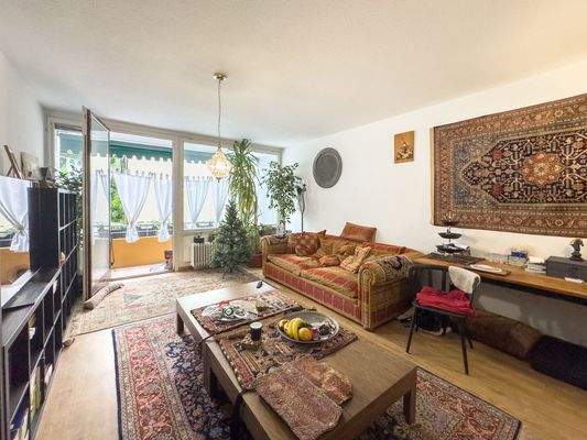 geräumiges Wohnzimmer