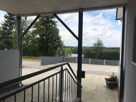 Blick auf Parkplatz und Zufahrt