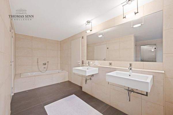 UG: Bad mit Wanne und...