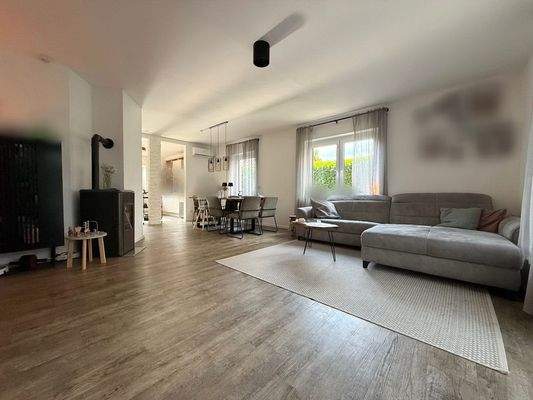 Wohn- und Essbereich mit Blick zur Küche