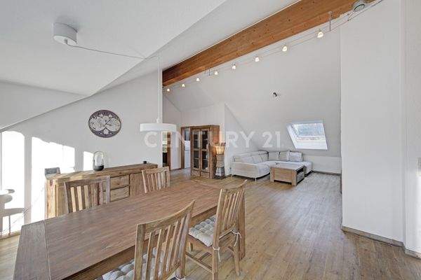 großzügiges Wohn- und Esszimmer mit Zugang zum Balkon