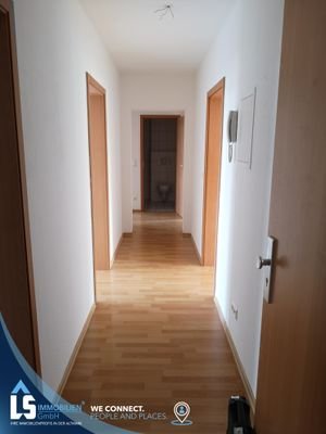 01 Eingangstür, Blick in den vorderen und hinteren Wohnungsflur + G_ste-WC