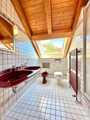 OG Bad mit Dusche und Fenster