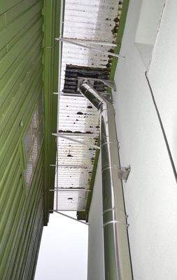 Überdachter Durchgang Haus - Nebengebäude