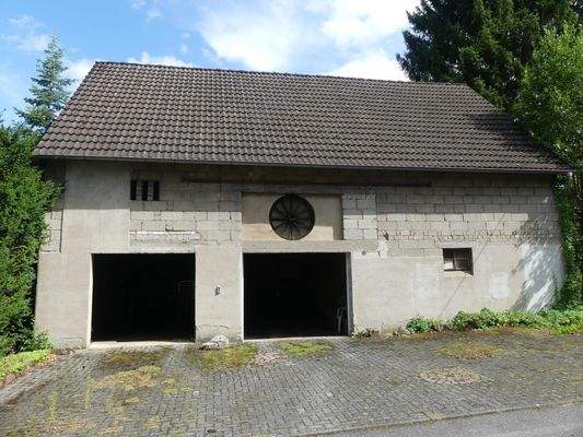 Nebengebäude mit Garagenstellplätzen