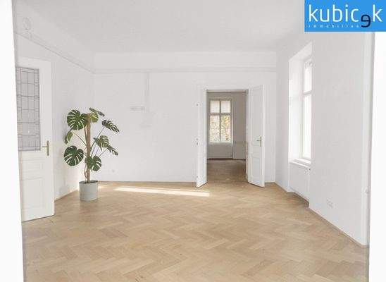 Besprechungszimmer mit Blick ins hofseitige Büro