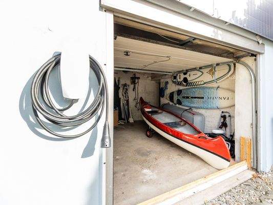 Garage mit Wallbox für Auto- und Wassersportliebhaber