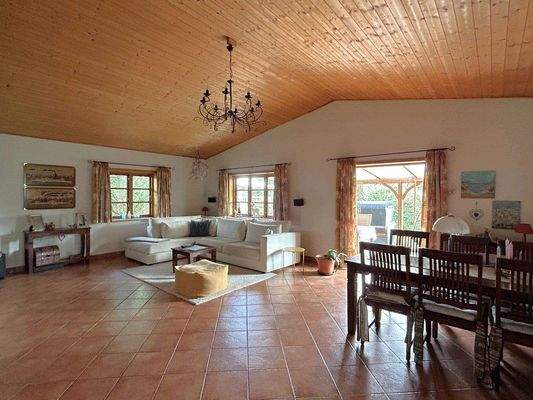 Wohn- u. Esszimmer mit offener Dachgestaltung