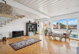 Wohn/-Essbereich mit Zugang zur Terrasse und Loggia