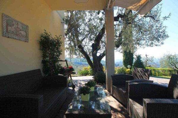 Charaktervolle Villa mit Gästehaus inmitten der toskanischen Natur