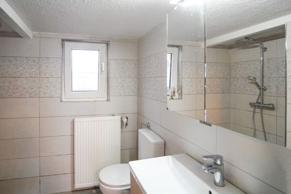 EG Badezimmer mit Dusche