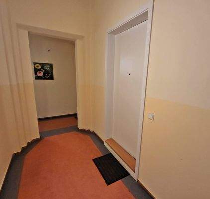 Wohnungstür Treppenhaus