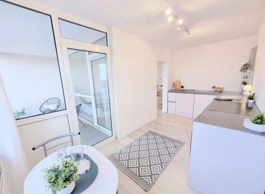 Küche mit Zugang zur Loggia