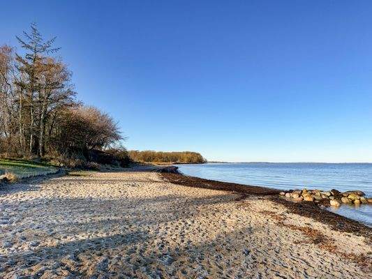 10. Naturstrand ca. 1 km entfernt.jpg