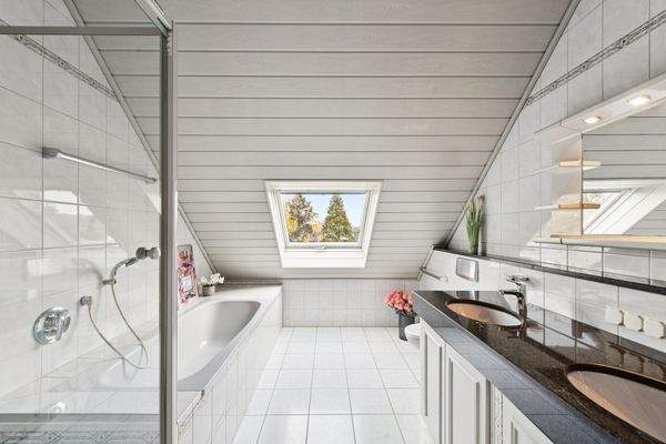 Bad mit Wanne und Dusche