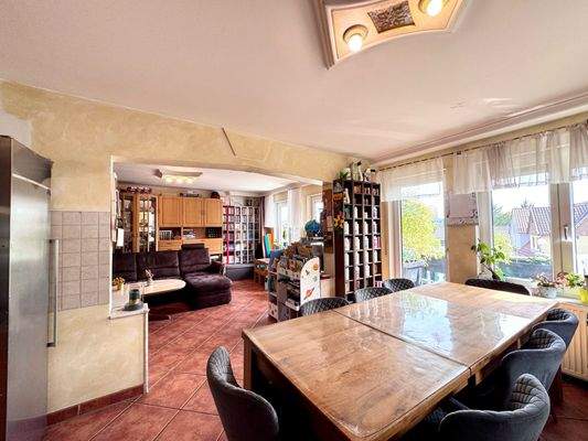 Offenere Ess- und Wohnbereich mit viel Licht.jpg