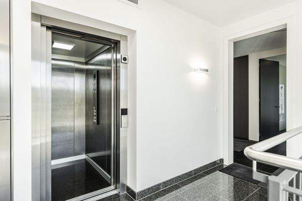 Fahrstuhl von der Tiefgarage bis ins Penthouse