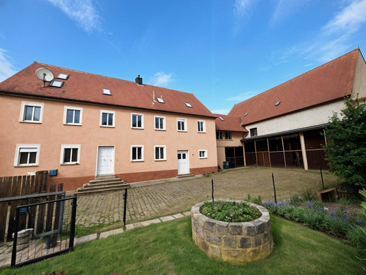 Außenbild mit Teil der Nebengebäude und Garten