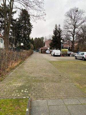 Parkplatz mit Einfahrt