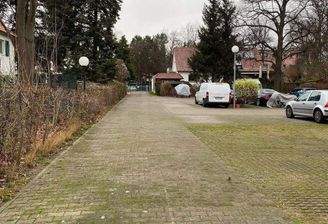 Parkplatz mit Einfahrt