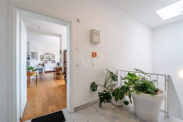 Treppenhaus und Eingang in die Wohnung