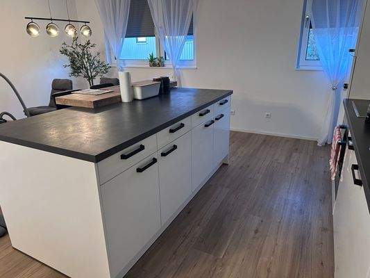 Moderne Küche mit Insel