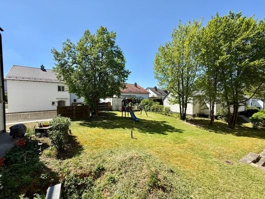 schöne Aussicht in den Garten