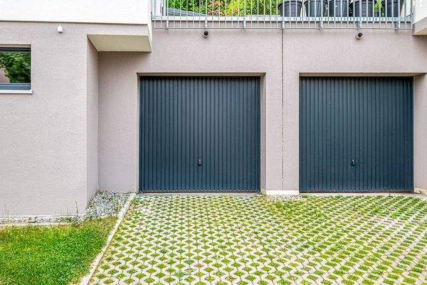 Garage mit elektrischem Tor