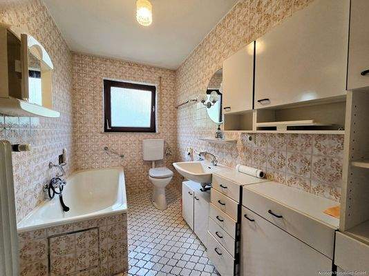 Badezimmer mit Tageslicht – funktional mit Badewanne