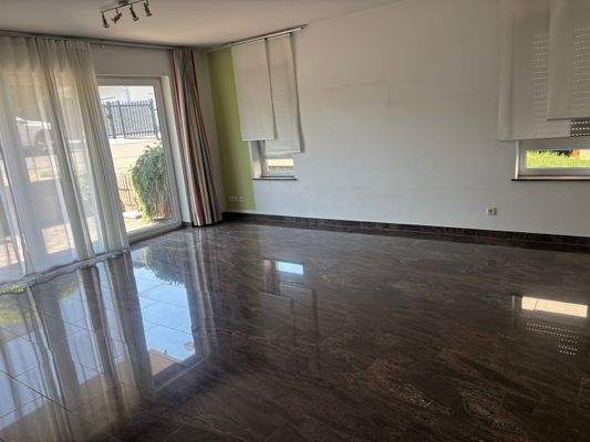 Wohnzimmer mit Zugang zur Terrasse