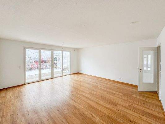 geräumiges Wohnzimmer