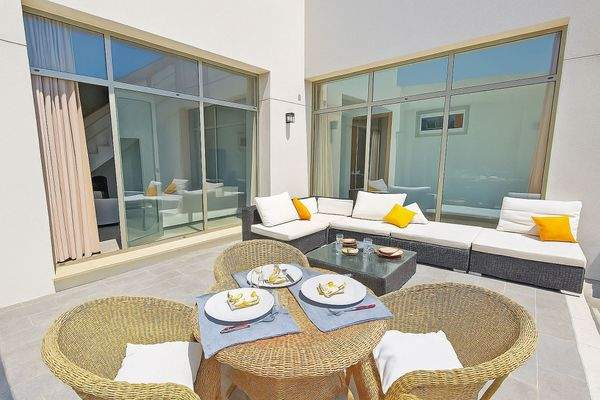 Gemütlicher Innenhof mit Lounge-Sofas