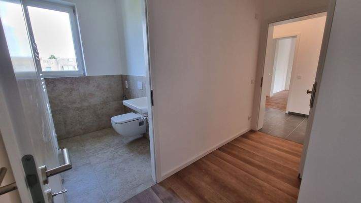 Helles Badezimmer und Flur