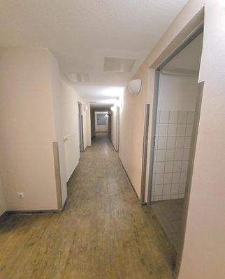 Flur zu Kellerräumen