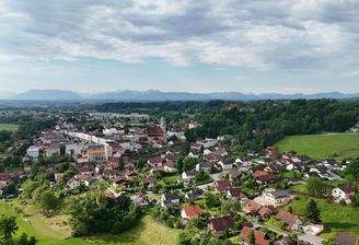 Aussicht auf die Stadt- und Bergkulisse