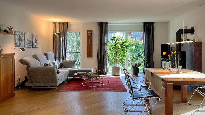 Der großzügige und lichtdurchflutete Wohnbereich bildet das Herzstück der Wohnung