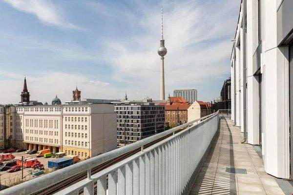 Balkon mit Aussicht auf den Fernsehturm (Beispielbild)