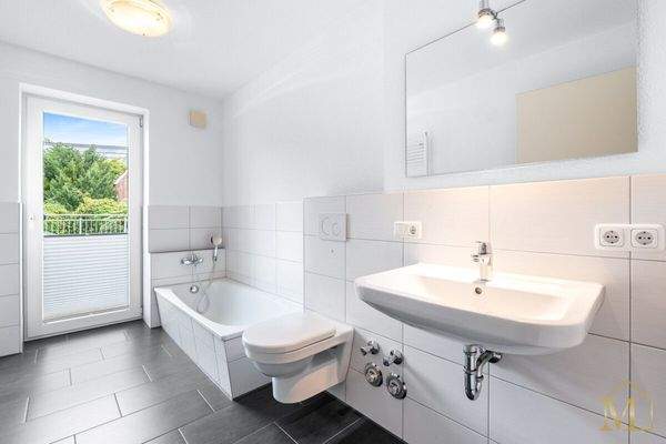 Badezimmer mit Dusche und Badewanne