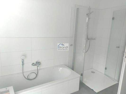 Bad mit Wanne und Dusche